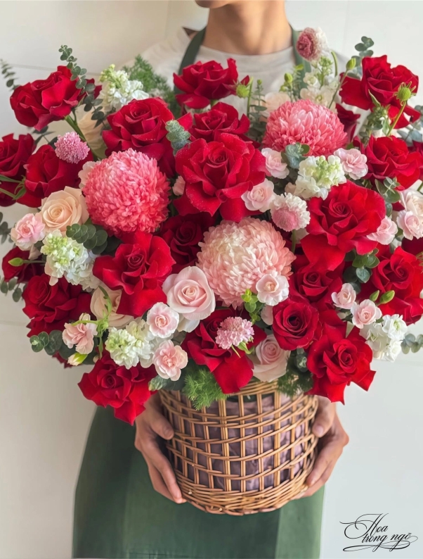 Giỏ hoa mùa yêu thương